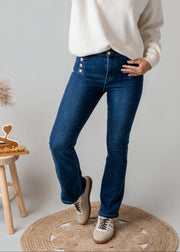 Jean flare à boutons porté par une femme, vue rapprochée, boutons, jean flare