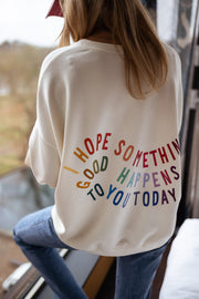 Sweat doux à écritures porté par une femme, vue rapprochée, dos, inscription colorée