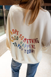 Sweat doux à écritures porté par une femme, vue rapprochée, dos, inscription en lettres colorées