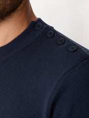 Pull col cheminée bleu marine — détail boutons sur l'épaule