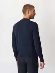 Pull col cheminée bleu marine — vue portée de dos