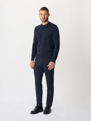 Pull col cheminée bleu marine — vue portée en pied