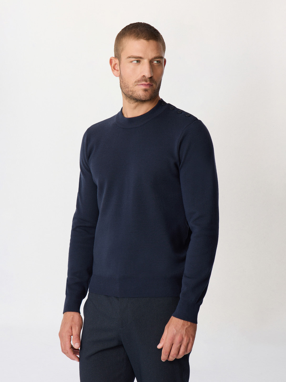 Pull col cheminée bleu marine — vue portée de trois-quarts