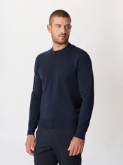 Pull col cheminée bleu marine — vue portée de trois-quarts