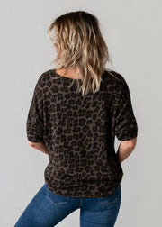 Pull fin col V léopard porté par une femme, vue de dos, jean, fond gris