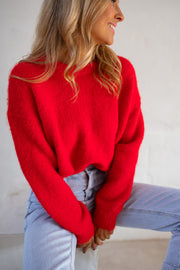 Pull col rond porté par une femme, vue rapprochée, sourire, jean clair