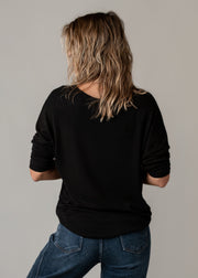Pull léopard en maille fine porté par une femme, vue de dos, pull noir