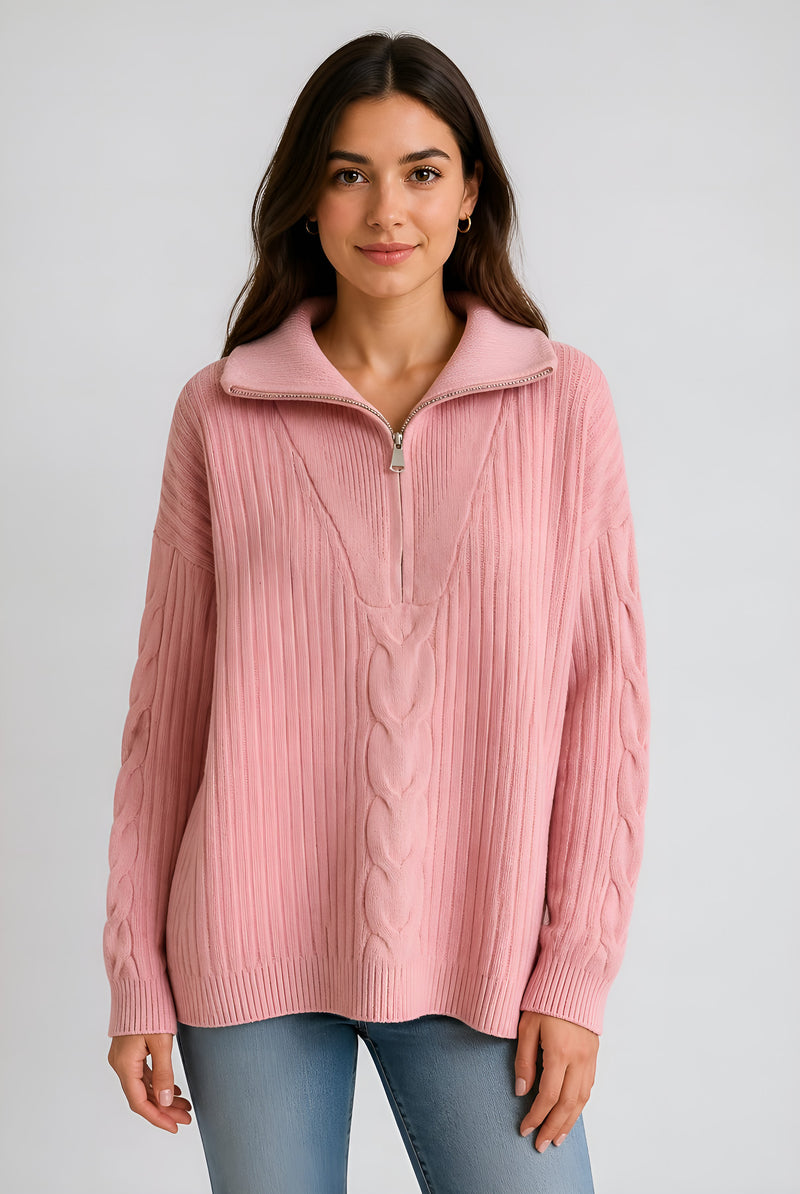 Pull rose torsadé col zippé — vue portée de face, col zippé entrouvert et torsade en V sur la poitrine