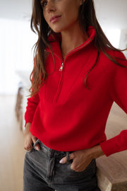 Pull rayé col montant zippé porté par une femme, vue rapprochée, col zippé, main dans la poche