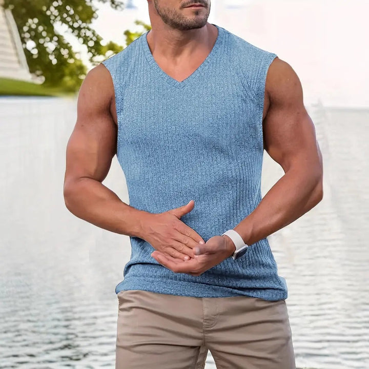 Pull sans manches à reliefs verticaux — gros plan du col