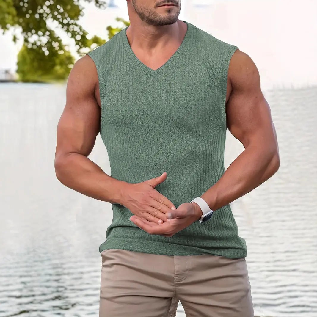 Pull sans manches à reliefs verticaux — vue de trois-quarts