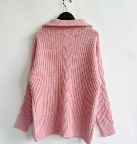 Pull rose torsadé col zippé, vue de dos