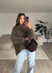 Pull bouclé taupe — selfie au miroir, vue portée en pied