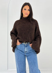 Pull brun à maille bouclée — vue rapprochée de la coupe.
