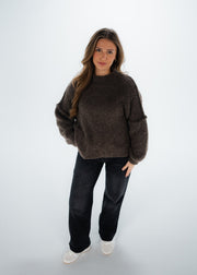 Pull bouclé taupe — vue portée en pied en studio