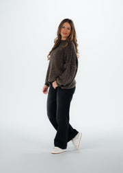 Pull bouclé taupe — vue portée de profil en studio