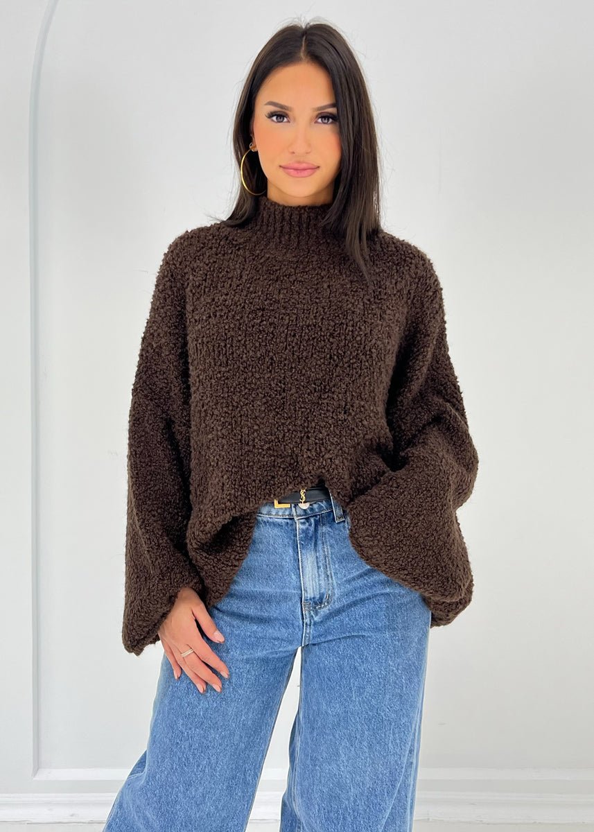Pull brun à maille bouclée — vue portée de face.