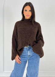 Pull brun à maille bouclée — vue portée de face.