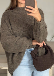 Pull bouclé taupe — selfie au miroir, gros plan sur la maille et le petit sac marron foncé