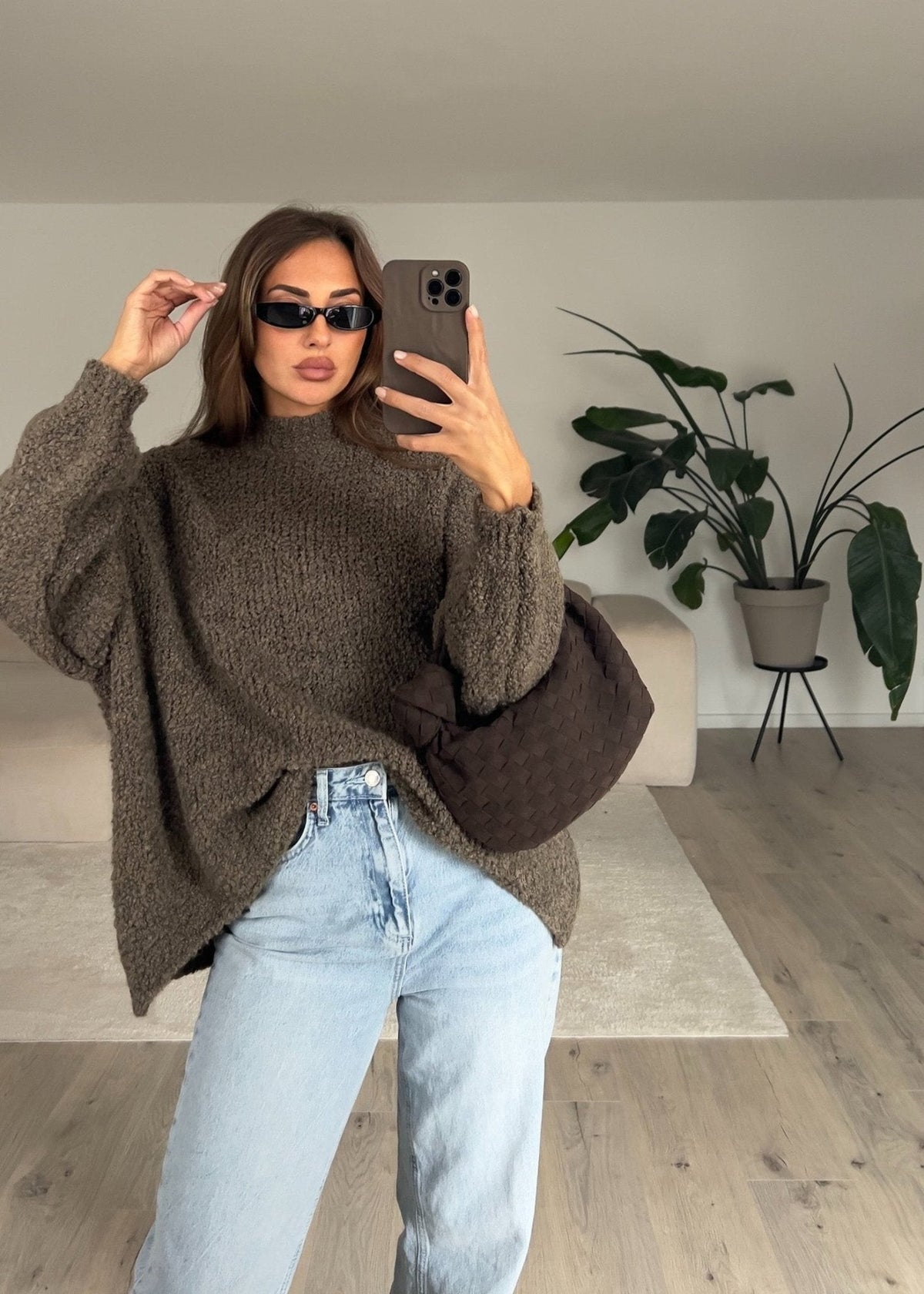 Pull bouclé taupe — selfie au miroir, vue portée de face, lunettes de soleil et jean clair