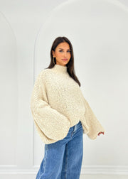 Pull bouclé beige — vue portée de trois-quarts, texture de la maille