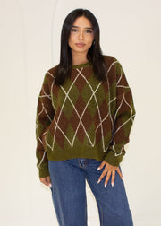 Pull à motif carreaux — vue portée de face, motif en losanges, jean large foncé