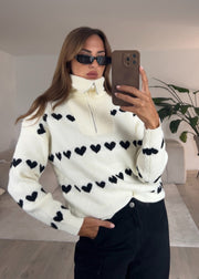 Pull à fermeture zippée crème — selfie au miroir, vue portée de face, cadrée à la taille, col zippé