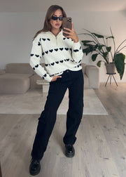 Pull à fermeture zippée crème — selfie au miroir, vue portée en pied, main dans la poche