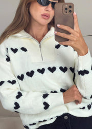 Pull à fermeture zippée crème — selfie au miroir, gros plan du buste, col montant zippé