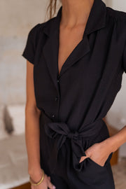 Combinaison fluide à col chemise portée par une femme, vue rapprochée, col chemise, poche