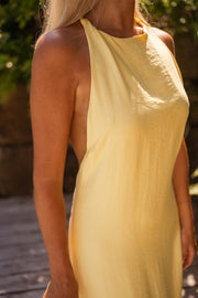 Robe longue à dos ouvert portée par une femme, vue rapprochée, dos ouvert, bretelle