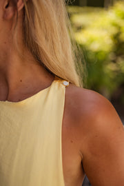 Robe longue à dos ouvert portée par une femme, vue rapprochée, épaule, cheveux blonds