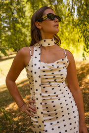 Robe à pois effet soie portée par une femme, vue rapprochée, foulard, lunettes de soleil