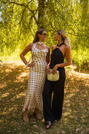 Robe à pois effet soie portée par une femme, silhouette entière, deux femmes, saule