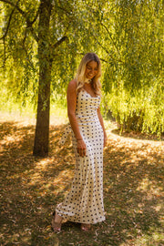 Robe à pois effet soie portée par une femme, silhouette entière, saule, herbe