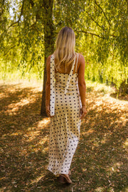 Robe à pois effet soie portée par une femme, vue de dos, saule, cheveux blonds