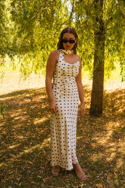 Robe à pois effet soie portée par une femme, vue de face, saule, lunettes