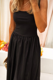 Robe longue buste moulant portée par une femme, vue rapprochée, buste, taille froncée