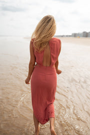 Robe longue col montant fendue portée par une femme, vue de dos, plage, cheveux blonds