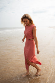 Robe longue col montant fendue portée par une femme, en marchant, vagues, fente