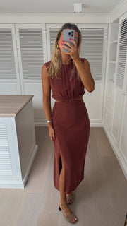 Robe fendue col montant portée par une femme, vue de face, selfie, miroir, étagère
