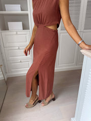 Robe fendue col montant portée par une femme, vue de profil, fente, sandales