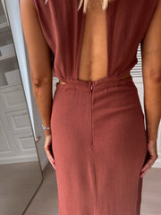 Robe fendue col montant portée par une femme, vue rapprochée, dos ouvert, taille élastique