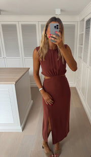 Robe fendue col montant portée par une femme, vue de face, selfie, téléphone
