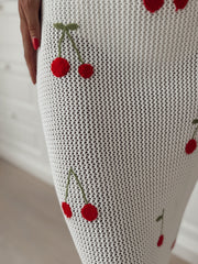 Robe crochet à cerises brodées portée par une femme, vue rapprochée, cerises brodées