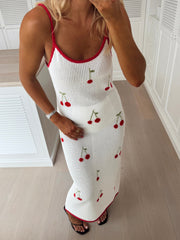 Robe crochet à cerises brodées portée par une femme, vue rapprochée, bretelle rouge, cerises
