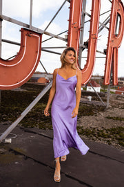 Robe fluide non doublée portée par une femme, vue de face, enseigne, lunettes de soleil