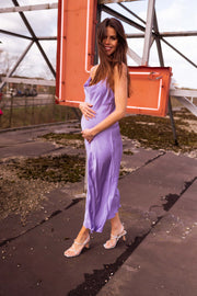 Robe fluide non doublée portée par une femme, vue de face, toit, cheveux bruns