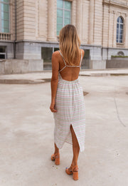 Robe rayée en coton moulante portée par une femme, vue de dos ouvert, fente