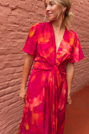 Robe longue col V fendue portée par une femme, vue rapprochée, décolleté V, ceinture nouée